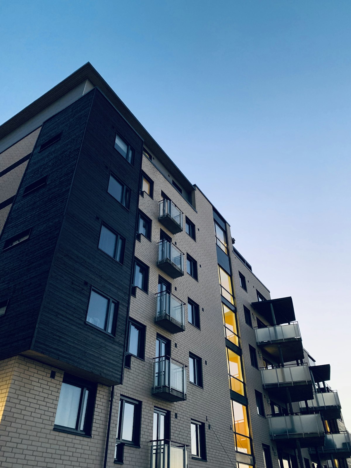 Fachada de um condomínio residencial moderno